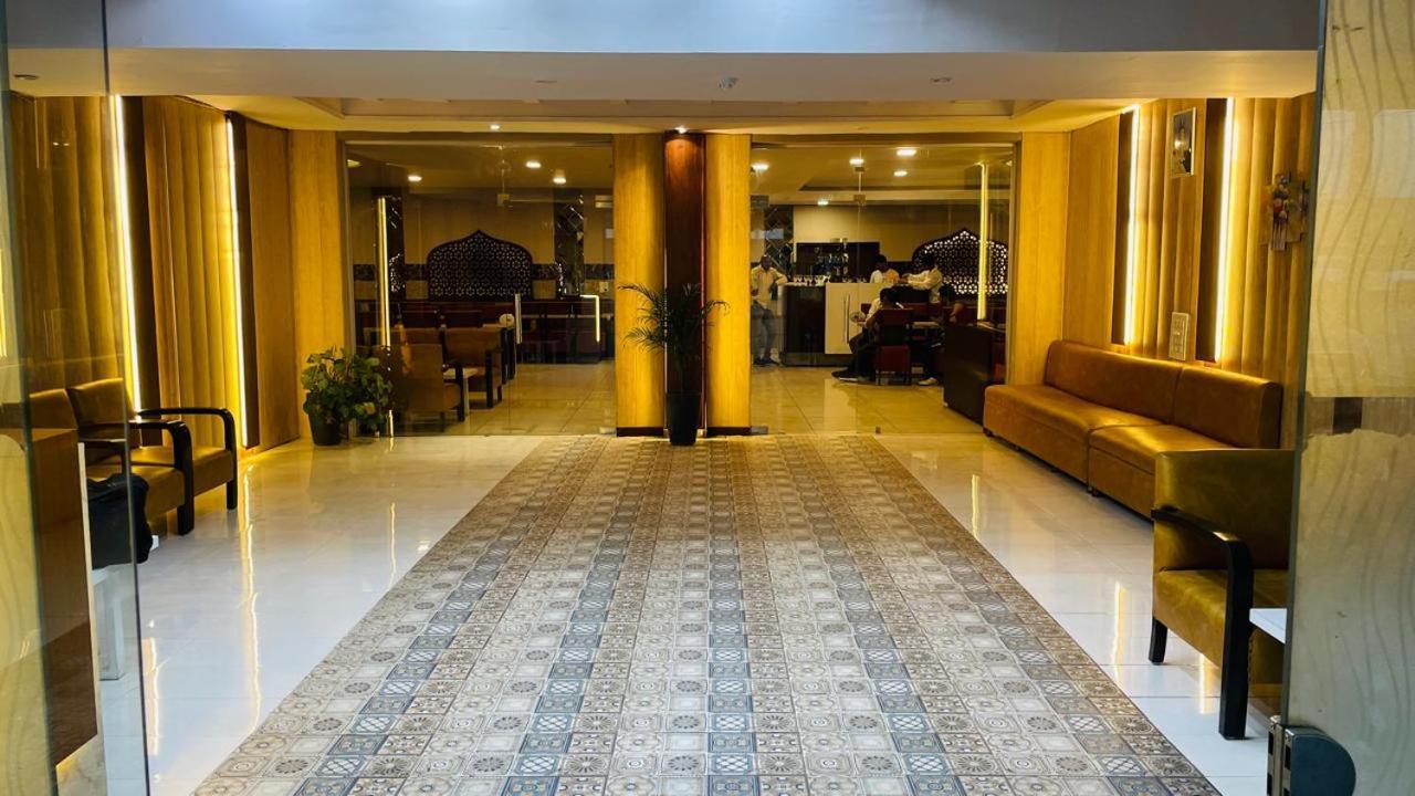 Hotel Kuber Rāi Eksteriør bilde
